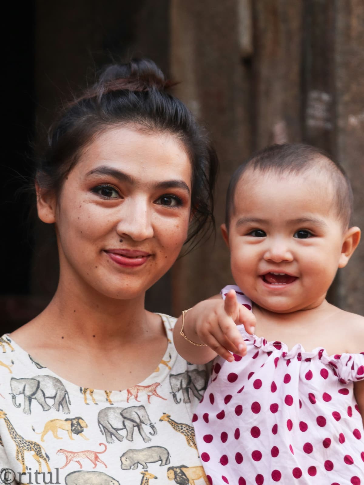 Mamă fericită cu bebelușul - PediaChat asistent pediatric bazat pe surse credibile